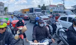 Người dân ùn ùn quay trở lại TPHCM chiều mùng 4 Tết, quốc lộ, cao tốc chật kín phương tiện