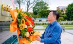 Đồng chí Nguyễn Trọng Nghĩa dâng hương tưởng niệm Chủ tịch Hồ Chí Minh và các Anh hùng liệt sĩ