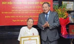 Lãnh đạo Thành ủy Hà Nội trao Huy hiệu 75 năm tuổi Đảng tặng nhạc sĩ Phạm Tuyên 