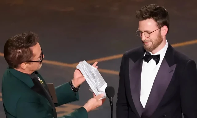 Khoảnh khắc tặng nội y gây sốc ở Oscar