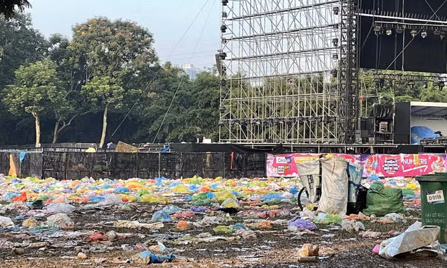 Khẩn trương dọn rác sau concert Những thành phố mơ màng