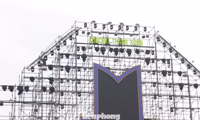 Gấp rút hoàn thiện sân khấu quy mô 20.000 người cho concert Thanh xuân 
