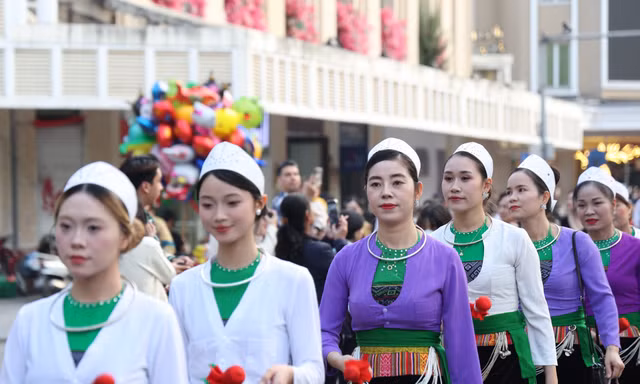 Màn diễu hành chưa từng có trên đường Hà Nội