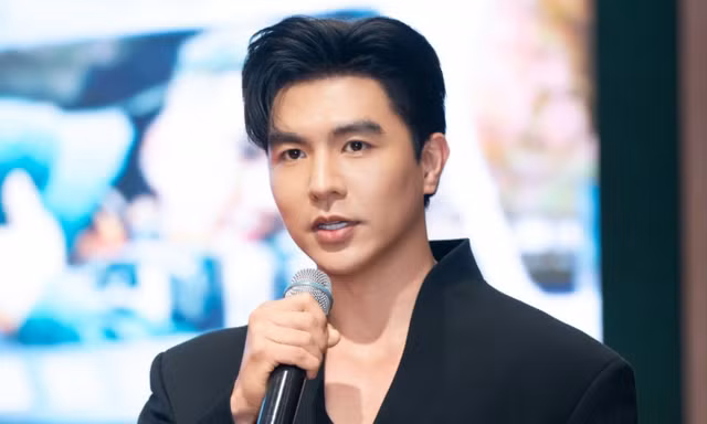 Diễn viên Steven Nguyễn nhận bằng khen của Bộ trưởng Bộ Quốc phòng 