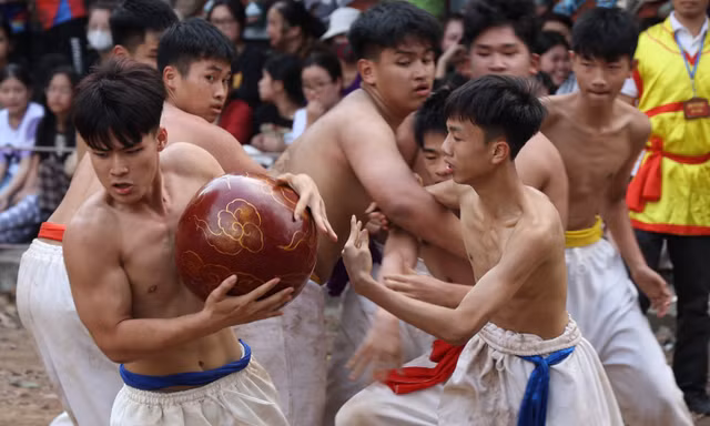 Trai làng cởi trần đấu vật