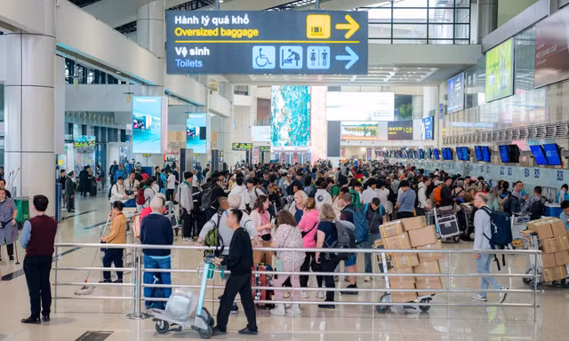 Khổ như mua vé máy bay, du lịch dịp 30/4-1/5