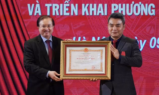 Phó Giám đốc Nhà hát Kịch Việt Nam nhận Huân chương lao động hạng ba 