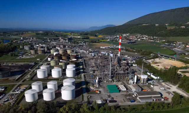 Giá dầu thế giới vượt 106 USD/thùng