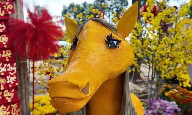 Linh vật Bính Ngọ gây cười 