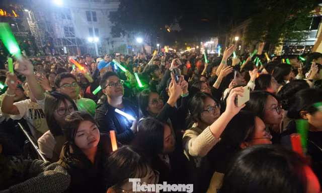 Hàng nghìn người vây kín Trúc Nhân, Lam Trường trước Nhà hát Lớn Hà Nội