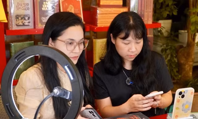 14 nhà xuất bản Việt livestream bán sách đến nửa đêm 