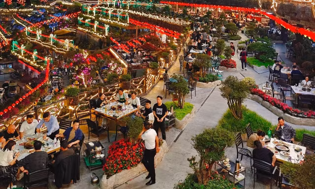 'Đột nhập' nhà hàng lẩu lớn nhất thế giới 