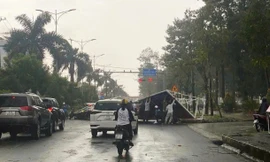 Tấm pano cỡ lớn đổ xuống đường, nhiều người bị thương