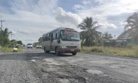 Quốc lộ 1 qua Cà Mau hư hỏng, nhiều ổ gà