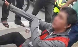 Nam shipper bị đánh chảy máu mũi vì không cho khách kiểm tra hàng