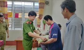 Cà Mau tặng quà cho người dân giao nộp kích điện, vật liệu nổ bắt cá tận diệt