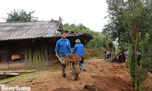 Thanh niên Lào Cai dọn dẹp bùn đất, giúp bà con vùng lũ ổn định cuộc sống