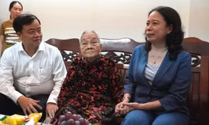 Phó Chủ tịch nước Võ Thị Ánh Xuân thăm, tặng quà người có công tại Cà Mau