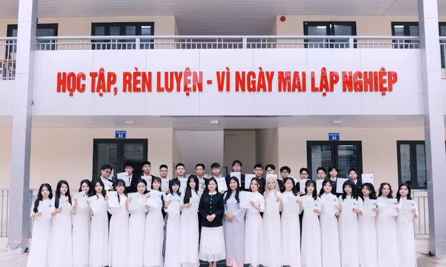 Độc lạ clip kỷ yếu triệu view: Khoe "tấm bằng" tốt nghiệp "búng ra tiếng Anh"