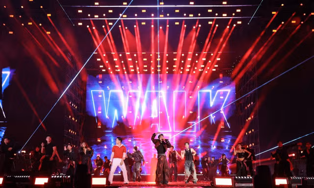 HIEUTHUHAI "bắt bẻ" fan "đu concert" tới khuya, ISAAC trình diễn "hit quốc dân"