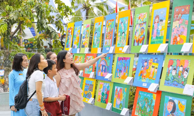 "Bước vào hai thế giới": Triển lãm tranh của teen khiến người xem thấy chính mình