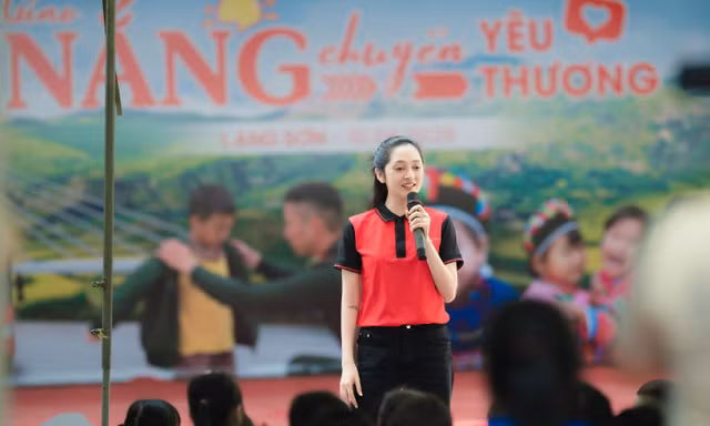 Bảo Anh "gieo yêu thương" đến mầm non vùng biên giới, hòa giọng hát cùng học sinh