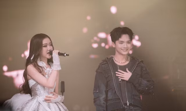 "Anh trai" Vương Bình tái hiện loạt hit, song ca ngọt lịm cùng một nữ ca sĩ