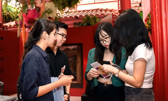 Gen Z nhìn lại Sài Gòn xưa qua đa giác quan, đến chiếc bàn cũng thấy lạ