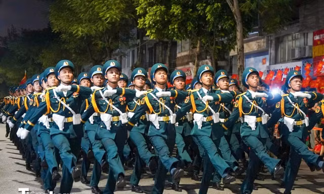 Tổng hợp luyện A80: Tiếng bước chân hào hùng hòa cùng tiếng hò reo của nhân dân