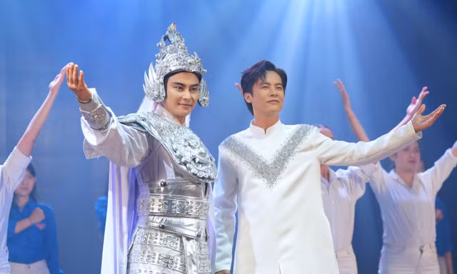 Minh Sang The Voice cùng NSƯT Võ Minh Lâm ra mắt MV "Rực Sáng Sức Trẻ Việt Nam"