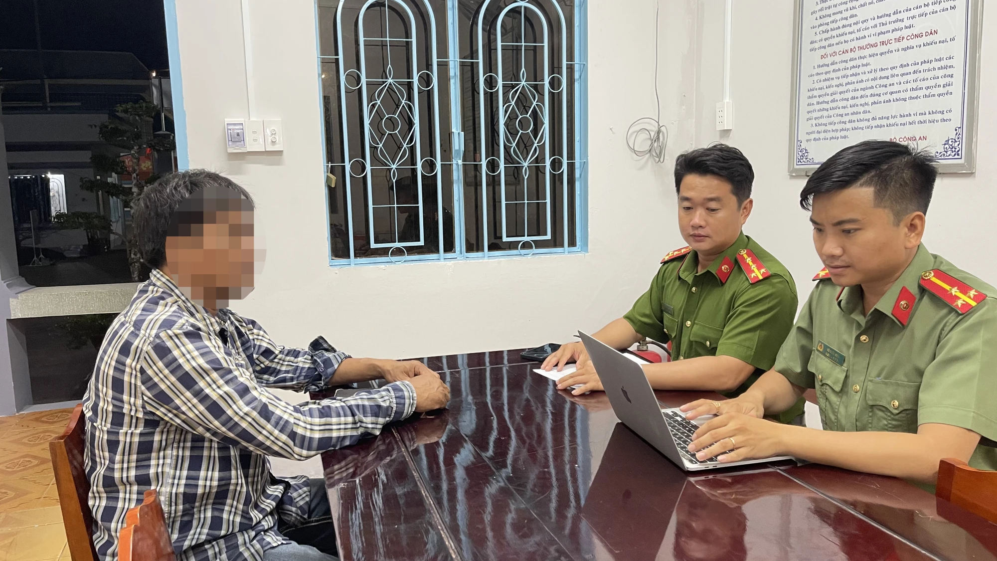 Vĩnh Long: Xử phạt 7,5 triệu đồng người livestream xúc phạm công an xã