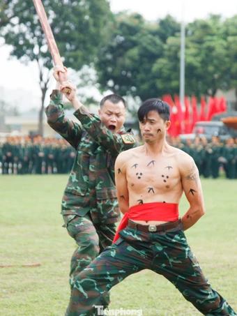 Các chiến sĩ tham gia huấn luyện