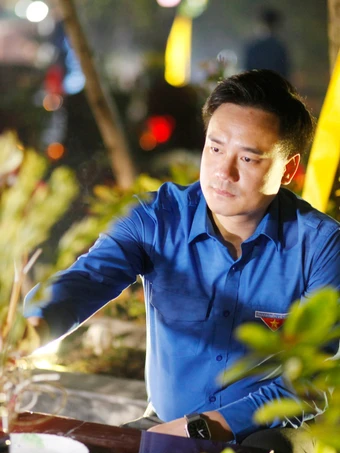 Bí thư Tỉnh Đoàn Bắc Ninh Trần Văn Đăng thắp hương anh hùng liệt sĩ. Ảnh: Nguyễn Thắng