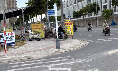  Dân vừa 'tố' bảng hiệu che khuất tầm nhìn, phường đến dẹp trong 'ba nốt nhạc'