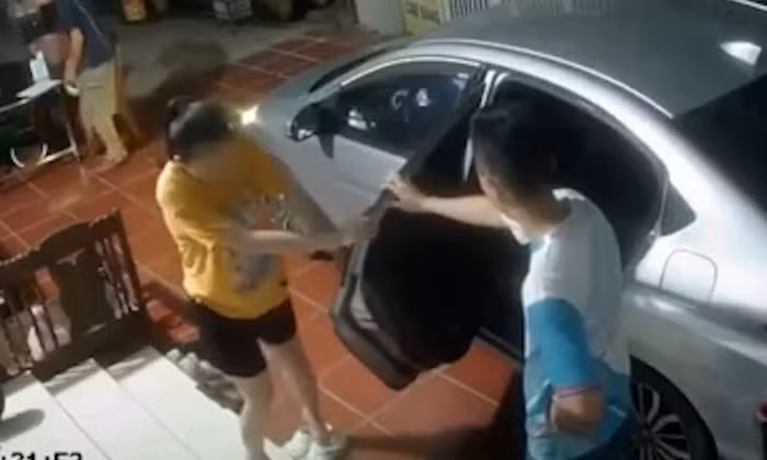 TP NOW: Thót tim khoảnh khắc sản phụ đẻ rơi con trước cửa ô tô