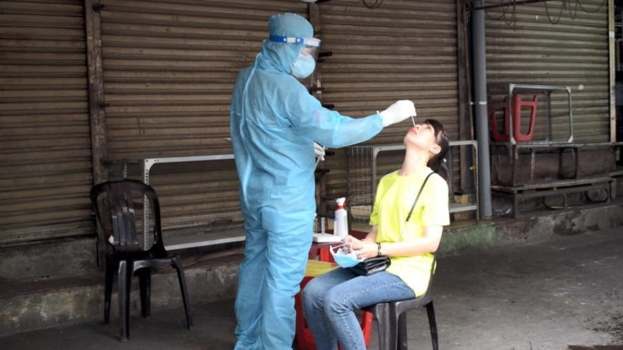 Nhân viên y tế lấy mẫu diện rộng để xét nghiệm COVID-19 (ảnh: HCDC)