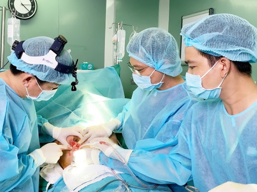 Bác sĩ cứu nguy cho nữ bệnh nhân "mông má vòng 1" ở cơ sở chui