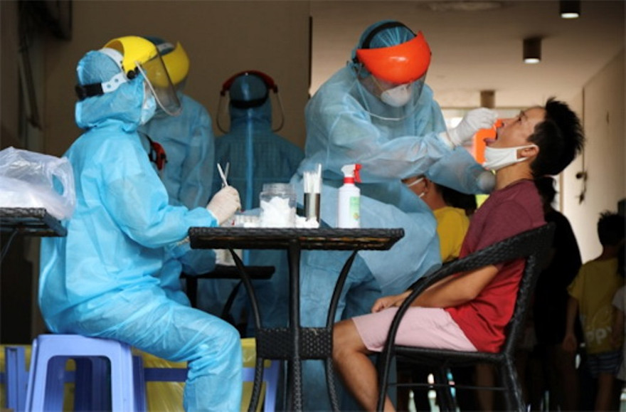 TPHCM xét nghiệm COVID-19 (ảnh: HCDC)