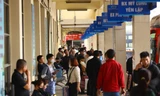 Cửa ngõ, bến xe Hà Nội tấp nập, người dân hối hả về quê đón Tết