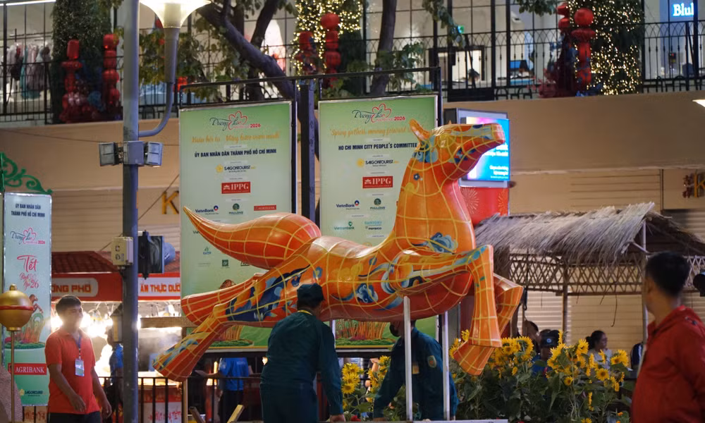 Hàng trăm công nhân tháo dỡ đường hoa Nguyễn Huệ giữa đêm