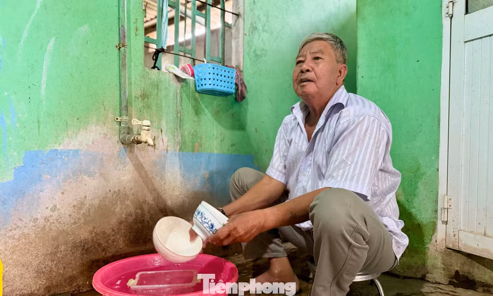 Không có tiền lắp ống nước, nhiều hộ dân buồn tủi với giếng khoan nhiễm phèn