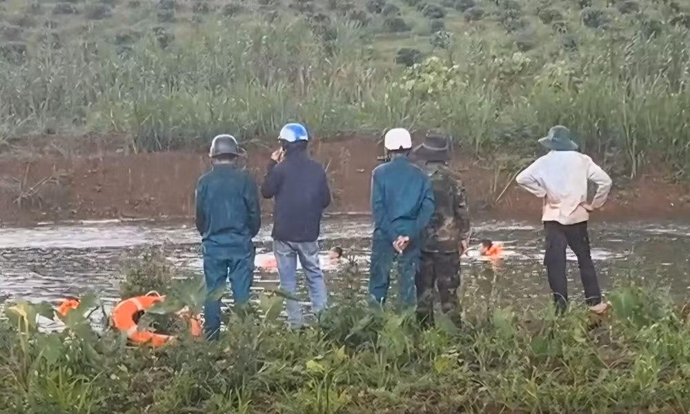 Bé trai đuối nước khi tắm ao