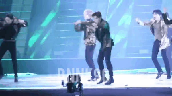 Sân khấu của SBS Gayo Daejun năm nay không chỉ rất cao mà còn trơn trượt, nên được xem là rất nguy hiểm cho các nghệ sĩ. Như nhóm Monsta X dù rất cẩn thận nhưng vẫn không tránh khỏi việc bị trượt ngã.