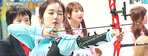 Irene không chỉ xinh mà bắn cung cũng rất siêu, trúng hồng tâm là chuyện thường gặp.