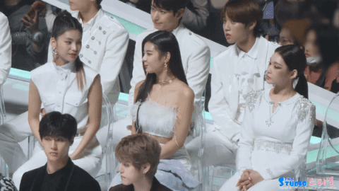 Cô nàng thỉnh thoảng lại lén quay sang nhìn trộm Chungha