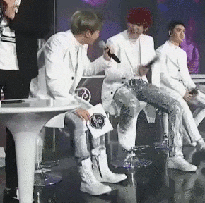 Sau vài lần chịu đau, các chàng trai EXO đã nhanh chóng thiết lập phán ứng có điều kiện, hễ thấy Chanyeol vui là phải giơ tay ra đỡ cú đập vai của anh chàng ngay.