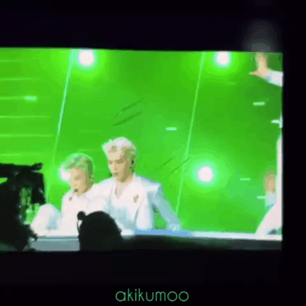 Taeyong (NCT) cùng chung cảnh ngộ đang diễn sung thì trượt chân và ngã ngửa ra sàn rất nguy hiểm.