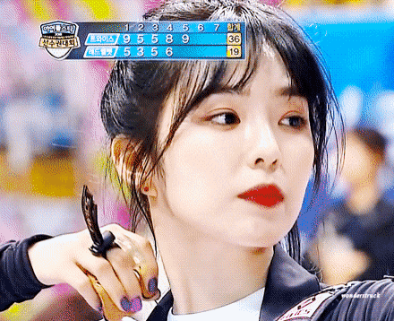 Irene không chỉ xinh mà bắn cung cũng rất siêu, trúng hồng tâm là chuyện thường gặp.