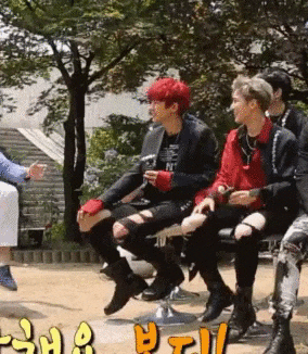 Chỉ khi nào Chanyeol đã thôi cơn phấn khích, hạ tay xuống thì các thành viên EXO mới thở phào nhẹ nhõm rằng lần này mình thoát khỏi tay Chanyeol rồi.