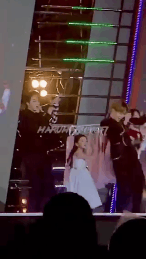 Anh cả Jin (BTS) còn ngã đến hai lần vì sân khấu trơn đến mức đi cũng khó chứ đừng nói là nhảy.